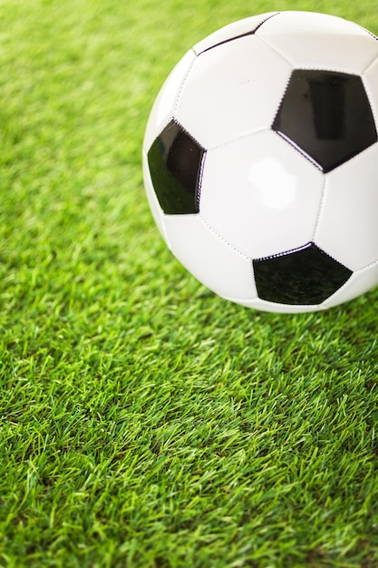 Foto voetbalbal op een volkomen groen gras.