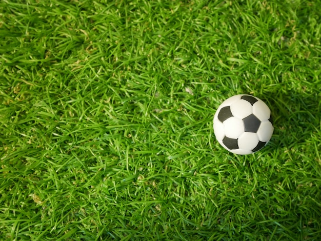 Voetbalbal op groen grasgebied. Bovenaanzicht