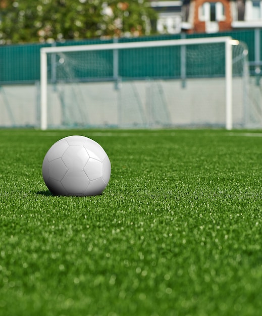 Voetbalbal op het groene veld