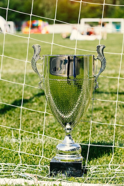 Voetbalbeker, trofee op het veld en raster.