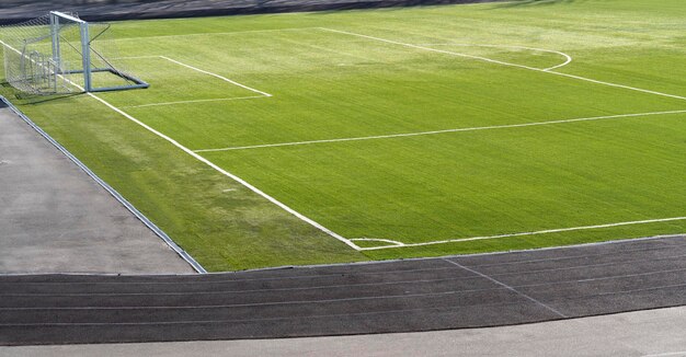 Foto voetbaldoel voetbalpoort groen synthetisch gras sportveld met witte lijn sport achtergrond