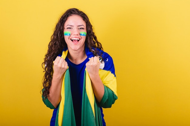 Voetbalfan vrouw brazilië fan world cup met vlag en juichen