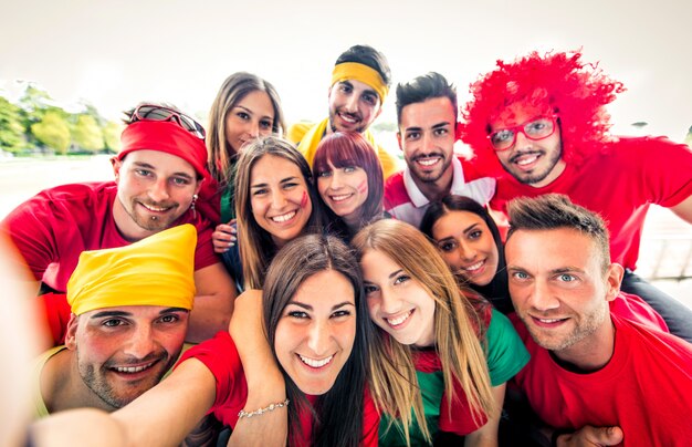 Voetbalfans nemen selfie in een stadion