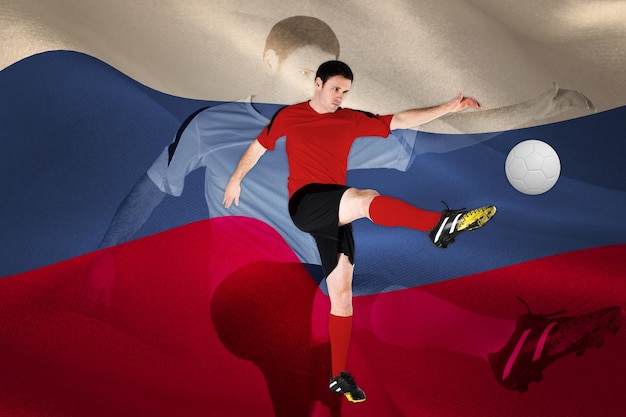 Voetballer in het rood schoppen tegen digitaal gegenereerde Russische nationale vlag