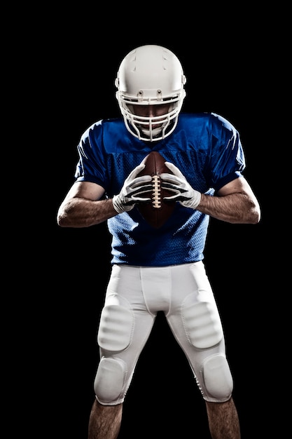 Voetballer met nummer op een blauw uniform en een bal in de hand.