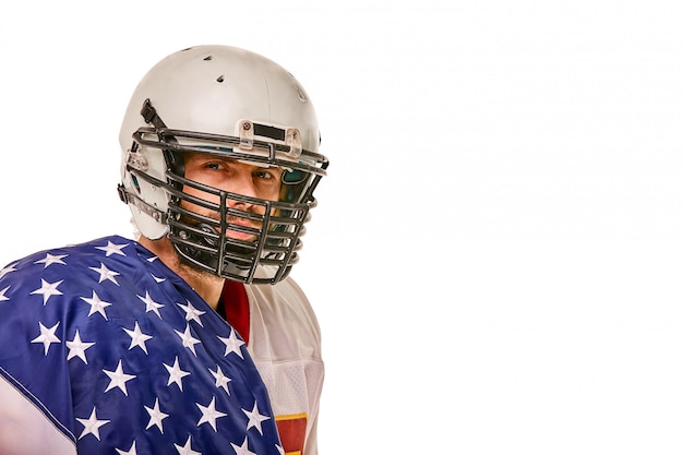 Voetballer met uniform en een Amerikaanse vlag op zijn schouders trots op zijn land,