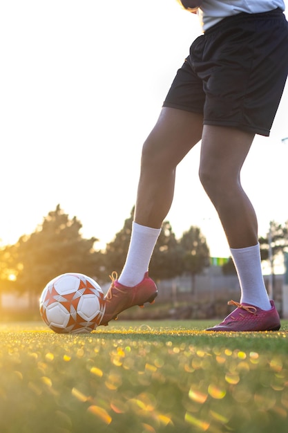 Voetballer rent achter de bal aan