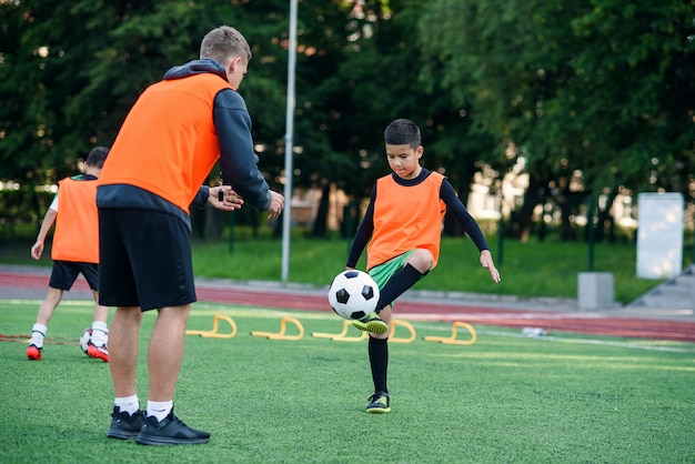 Voetballer schoppen bal op veld