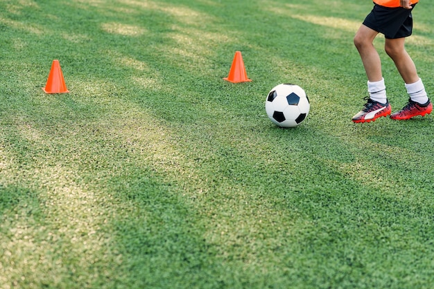 Voetballer schoppen bal op veld.