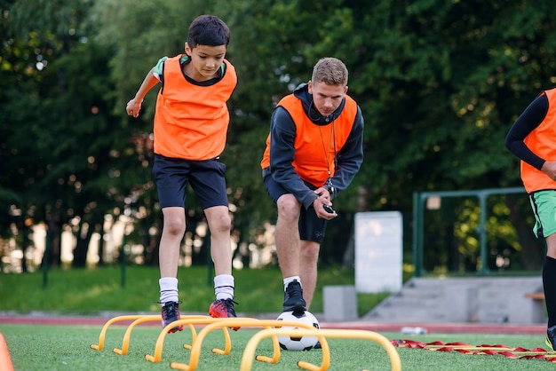 voetballer training met bal