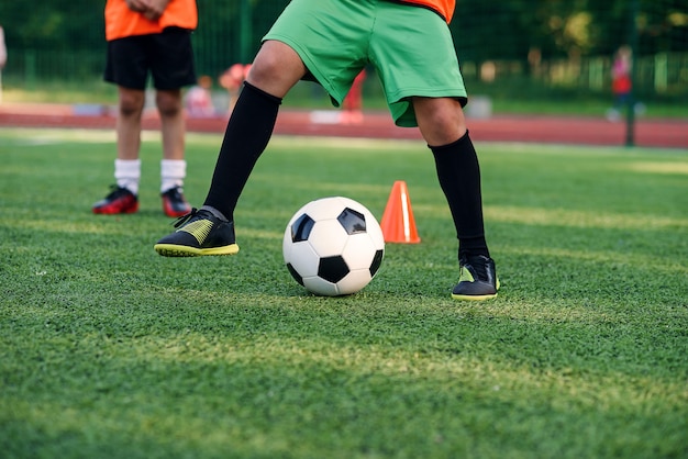 Voetballer training met bal