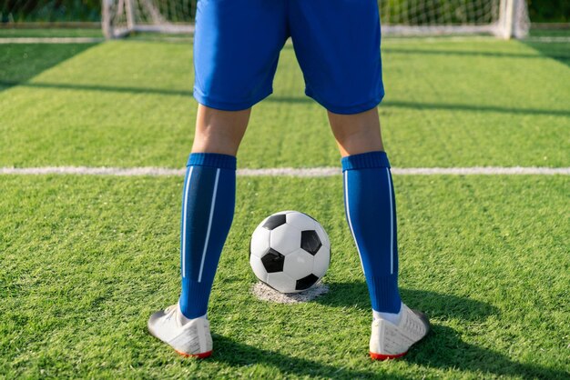 Foto voetballer zet balvoetbal op vrije trap voordat hij een doelpunt schiet in het voetbalstadion