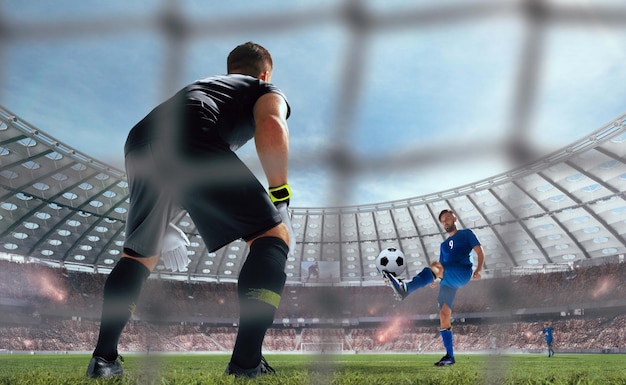 Voetballers in actie op professioneel stadion