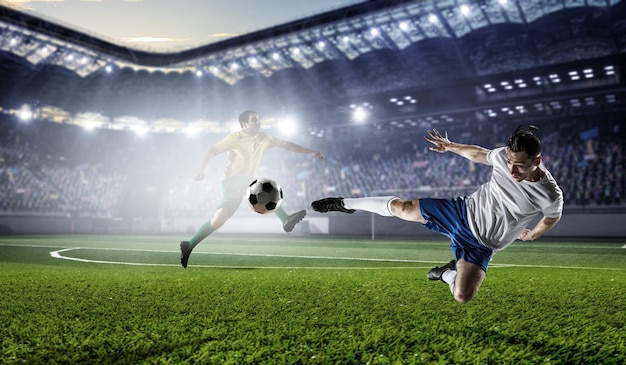 Voetballers op stadion in actie. Gemengde media