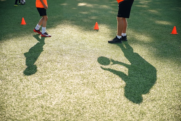 voetballers trainen op het goede spoor