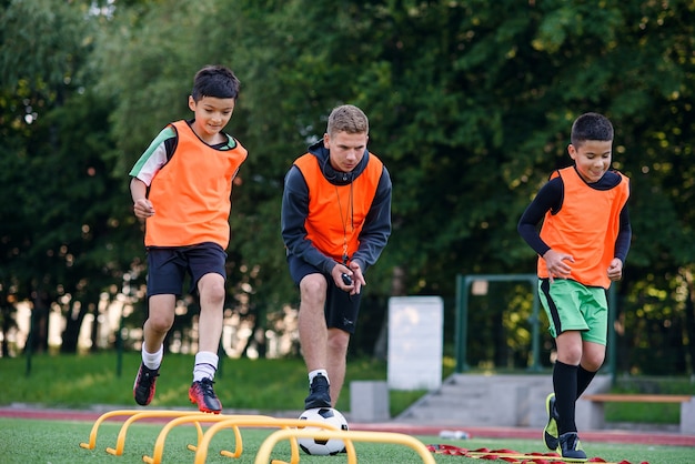 voetballers trainen samen op het veld