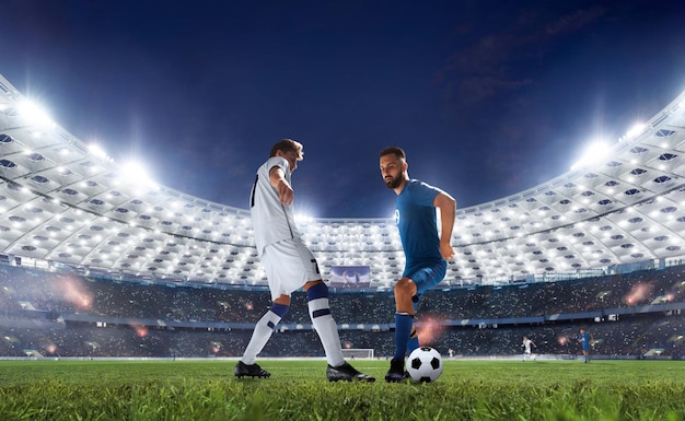Voetbalspelers in actie op een professioneel stadion