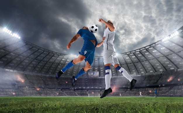 Voetbalspelers in actie op een professioneel stadion