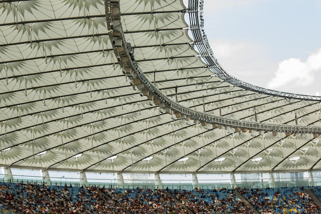 Voetbalstadion binnenaanzicht voetbalveld leeg staat een menigte fans een dak tegen de hemel