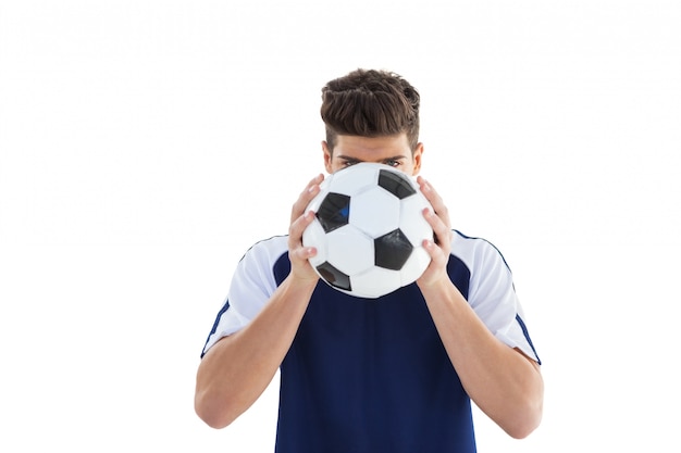 Voetbalster in blauw die zich met de bal bevinden