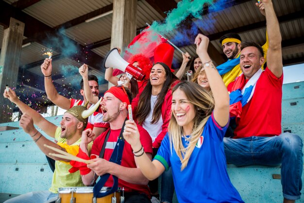 Voetbalsupporters in het stadion - Voetbalfans die plezier hebben en naar voetbalwedstrijden kijken