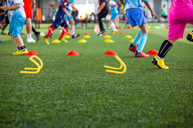 Voetbaltactieken op grasveld met kegel voor het trainen van thailand op de achtergrond Kinderen trainen in de voetbalacademie