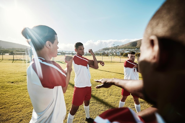 Voetbalteam en stretching voor fitnessspel en wellness op een sportveld samen buiten Voetbalmannen groep met teamwerkondersteuning en samenwerking tijdens training of training voor sportwedstrijd