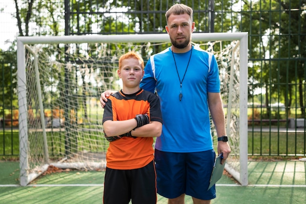 Foto voetbaltrainer die zijn leerlingen lesgeeft