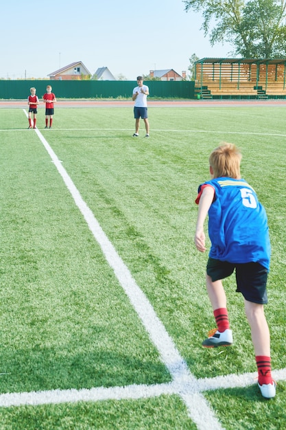 Voetbaltrainer training kinderen