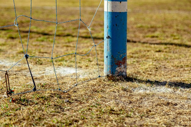 voetbalveld en voetbaldoel bij zonsondergang