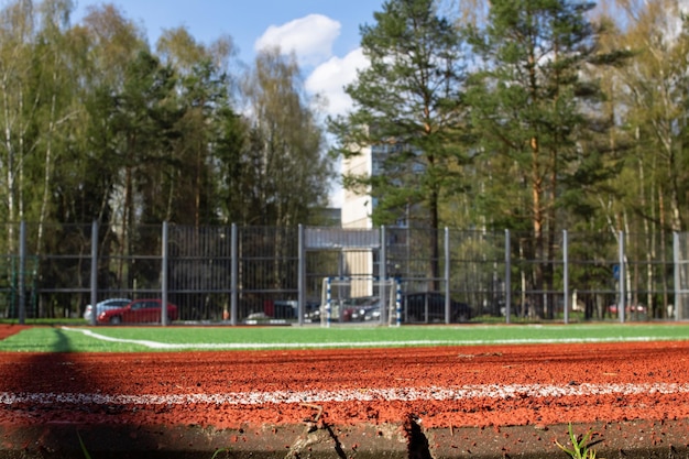 Voetbalveld met groen gras en een loopband