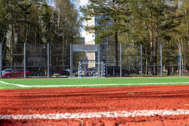 Voetbalveld met groen gras en een loopband