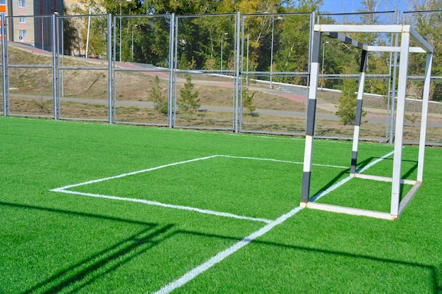 Voetbalveld met poort en vers aangelegd groen gazon