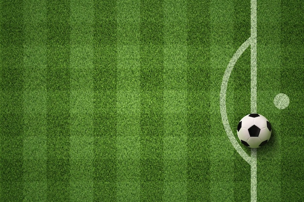 Voetbalveld of voetbalveld met voetbal op groen gras achtergrond