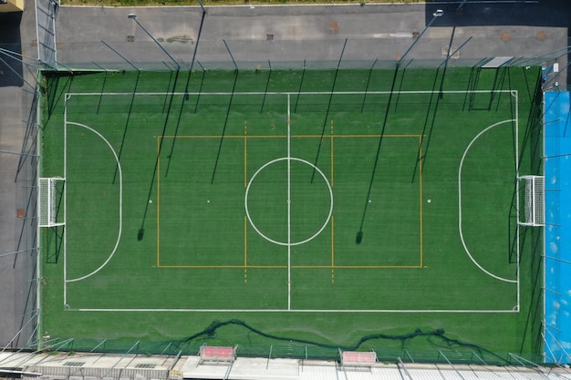 Voetbalveld tussen huizen luchtfoto drone