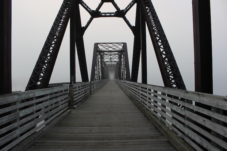 Foto voetbrug over de rivier