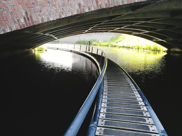 Foto voetbrug over de rivier