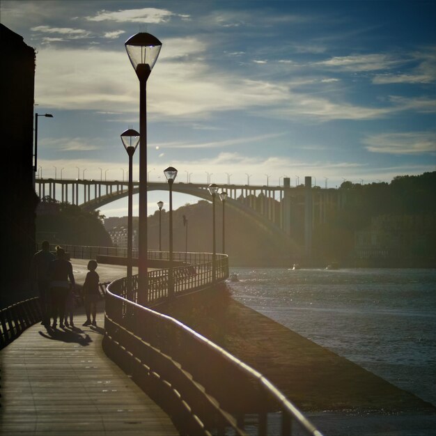 Voetbrug over rivier in de stad tegen de lucht