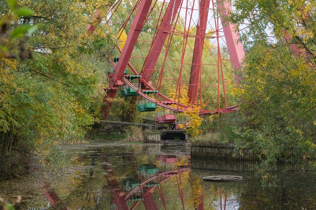 Foto voetbrug over rivier in het bos in de herfst