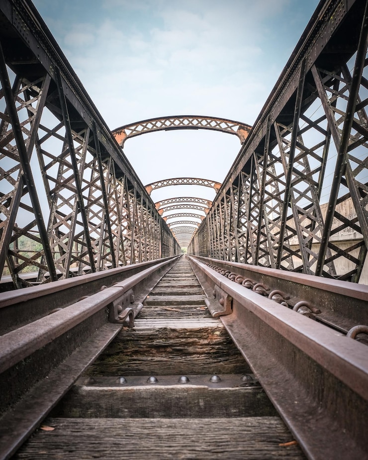 Foto voetbrug over spoorwegbrug tegen de lucht
