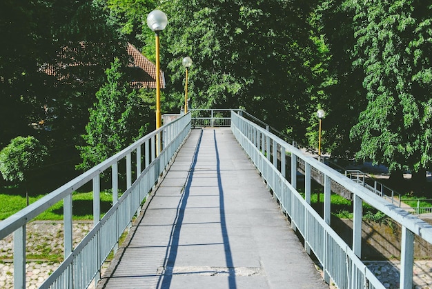 Foto voetbrug over voetpad tussen bomen