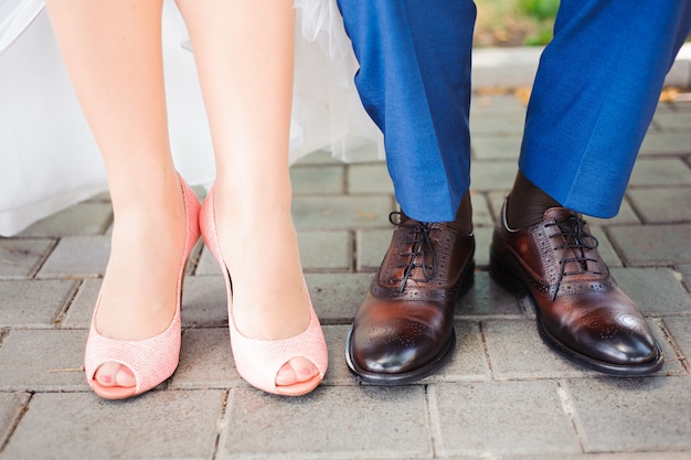 Voeten in de trouwschoenen van de bruid en bruidegom