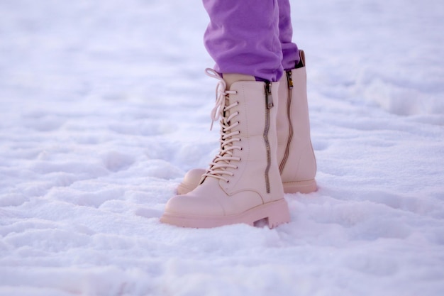 Voeten in winterlaarzen Lopen op sneeuw met winterlaarzen Close-up Selectieve aandacht
