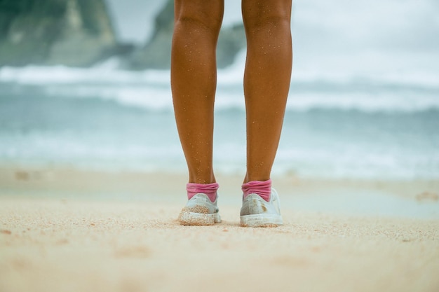 Voeten op de kust tegen de achtergrond van het oceaanreisconcept