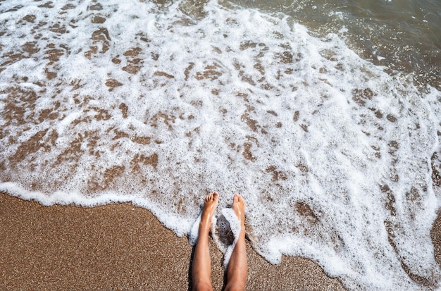 Voeten op het zand aan zee