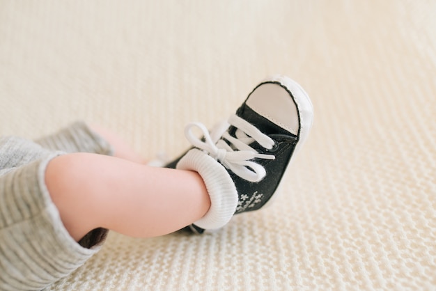 Voeten pasgeboren babysneakers, selectieve nadruk