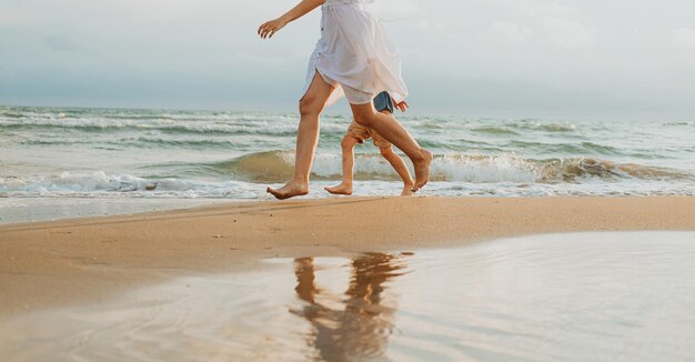 voeten rennen langs het zandstrand