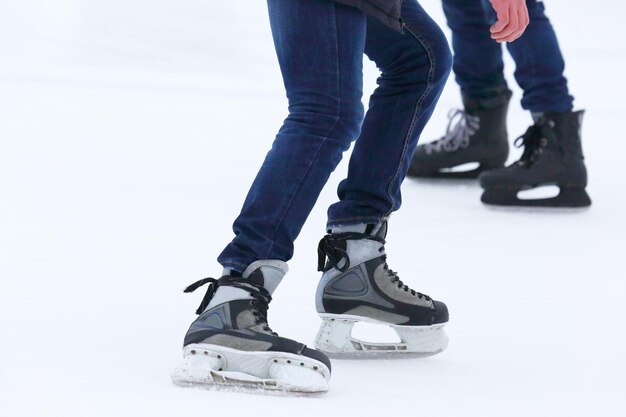 Voeten rollen op schaatsen man op de ijsbaan