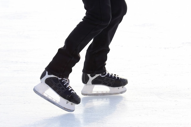Voeten schaatsen op de ijsbaan