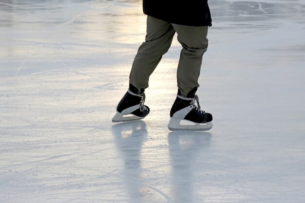 Voeten schaatsend persoon op de ijsbaan